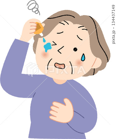 目薬をうまくさせないシニア女性 134437149