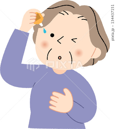 目薬を指すシニア女性 134437151