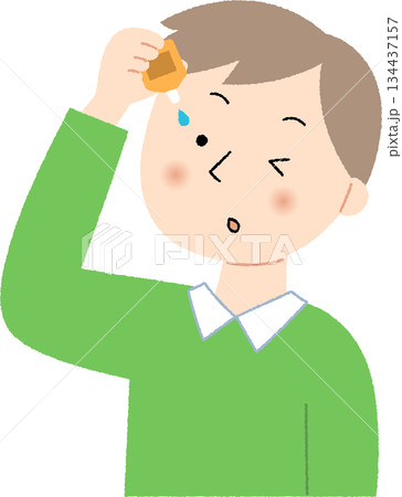 目薬を指す男性 134437157
