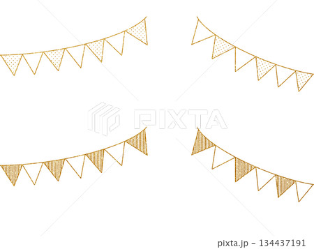 金色のガーランドフラッグのセット 金色のガーランドフラッグのセット 134437191