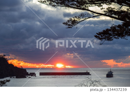 大船渡湾の日の出風景 134437239