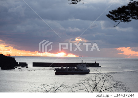 大船渡湾の日の出風景 134437244