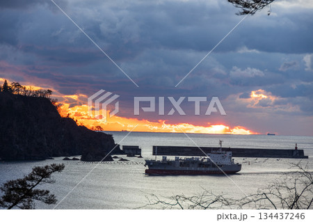 大船渡湾の日の出風景 134437246