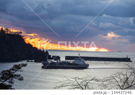 大船渡湾の日の出風景 134437248