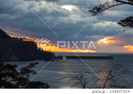 大船渡湾の日の出風景 134437324