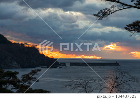 大船渡湾の日の出風景 134437325