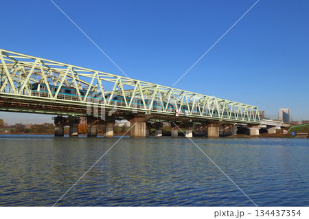 冬の荒川橋梁を渡る京浜東北線E233系電車 134437354