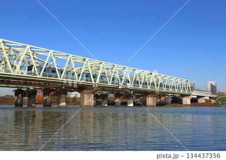 冬の荒川橋梁を渡る京浜東北線E233系電車 134437356