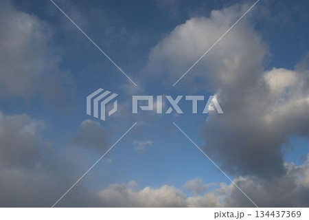 雲の空き間を抜けると向こうは青空 雲の空き間を抜けると向こうは青空 134437369