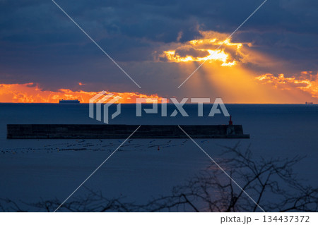 大船渡湾の日の出風景 134437372