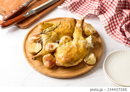 皿に盛り付けたローストチキン 皿に盛り付けたローストチキン 134437388