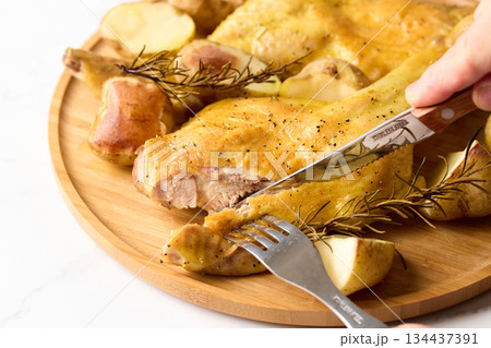 ローストチキンを切り分ける 134437391