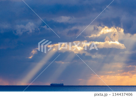 大船渡湾の日の出風景 134437406