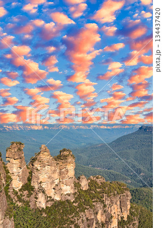 ブルーマウンテン国立公園のスリー・シスターズの景観 134437420