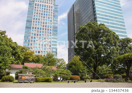都心の高層ビルに囲まれた旧芝離宮恩賜庭園の入口風景 都心の高層ビルに囲まれた旧芝離宮恩賜庭園の入口風景 134437436