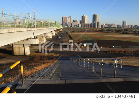 冬晴れの荒川橋梁と川口市街遠景 134437461