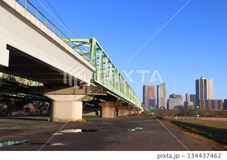 冬晴れの荒川橋梁と川口市街遠景 冬晴れの荒川橋梁と川口市街遠景 134437462