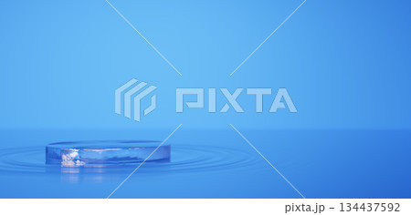 水面に浮かぶ氷の台座。青色背景。波紋。コピースペース。3D（横長） 134437592