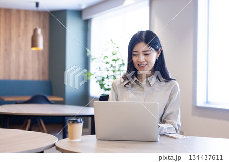 カフェで仕事をする女性 カフェで仕事をする女性 134437611