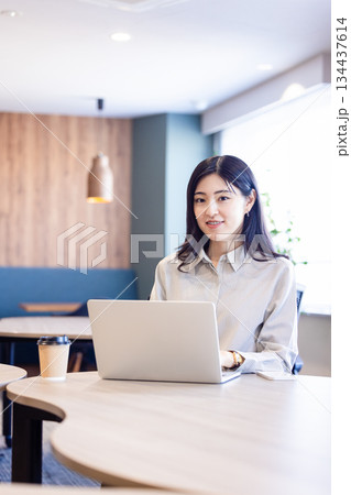 カフェで仕事をする女性 カフェで仕事をする女性 134437614