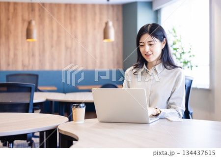 カフェで仕事をする女性 カフェで仕事をする女性 134437615