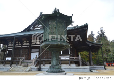 金堂･青銅製の灯籠（壇上伽藍･高野山 金剛峰寺／和歌山県伊都郡高野町高野山） 134437767