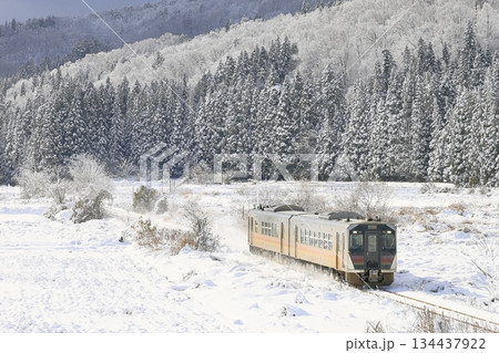 雪景色の磐越西線 雪景色の磐越西線 134437922