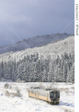 雪景色の磐越西線 134437923