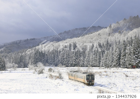 雪景色の磐越西線 134437926