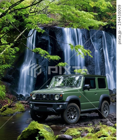 滝の流れを走る車 134438009