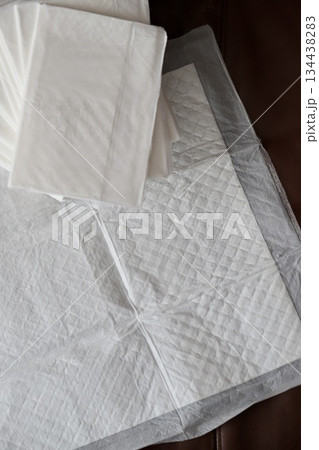 ペット用薄型レギュラーサイズのトイレシート 134438283