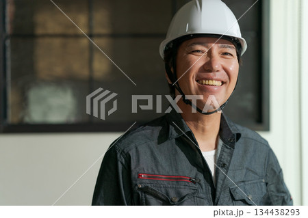 ヘルメットを被った作業着の男性 ヘルメットを被った作業着の男性 134438293