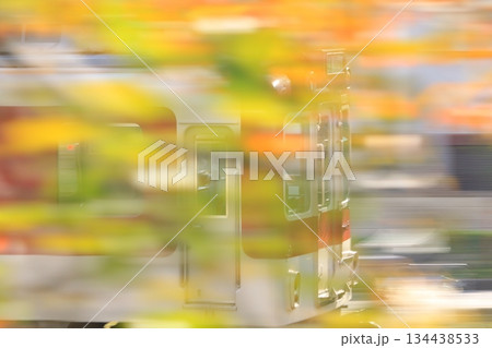 紅葉を行く近鉄電車 紅葉を行く近鉄電車 134438533