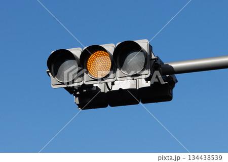 信号機 黄色 134438539