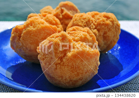 沖縄の定番おやつ　サーターアンダギー 134438620