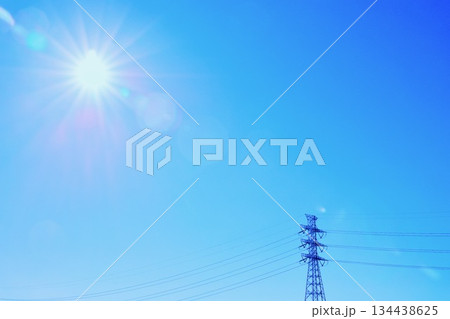 太陽と送電線 134438625