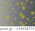 金色雪の結晶_リアルタッチ銀背景_横 134438774