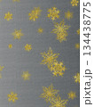 金色雪の結晶_リアルタッチ銀背景_縦 134438775