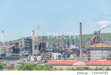 操業中の製鉄所（イメージ） 134438785