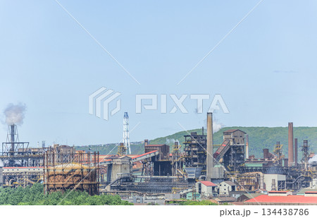 操業中の製鉄所（イメージ） 134438786