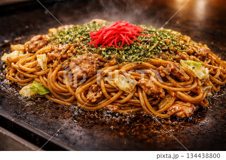鉄板で焼けるソース焼きそばのアップ 134438800