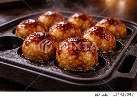 鉄板で焼けるソースたこ焼きのアップ 134439045