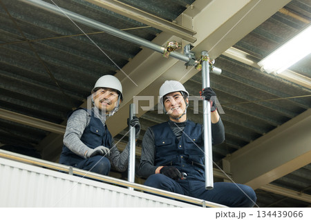 工場現場で単管パイプを組む作業員 134439066