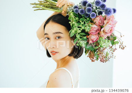 花束を持つ若い女性　 134439076