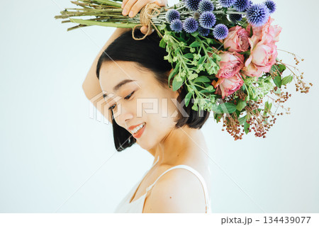 花束を持つ若い女性　 134439077