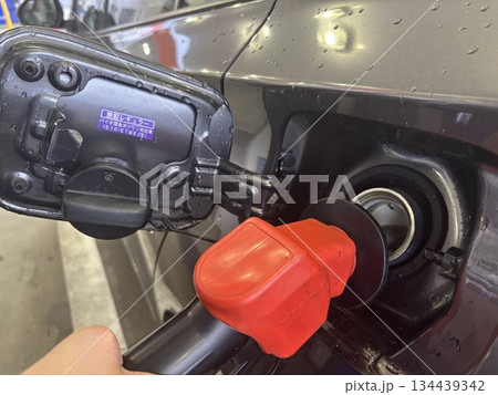 自家用車への給油 自家用車への給油 134439342