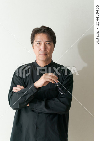 黒いシャツを着た50代男性のポートレート 黒いシャツを着た50代男性のポートレート 134439405