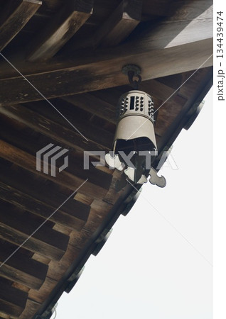 軒下の吊り灯篭（壇上伽藍の金堂･高野山 金剛峰寺／和歌山県伊都郡高野町高野山） 134439474
