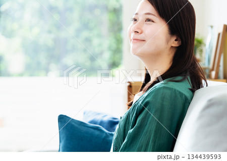 リビングでくつろぐ若い女性 リビングでくつろぐ若い女性 134439593