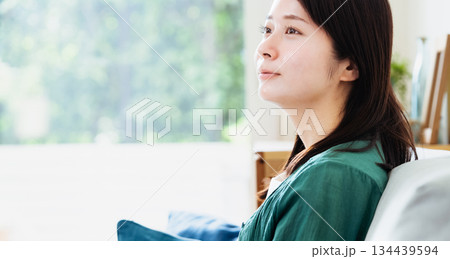 リビングでくつろぐ若い女性 134439594